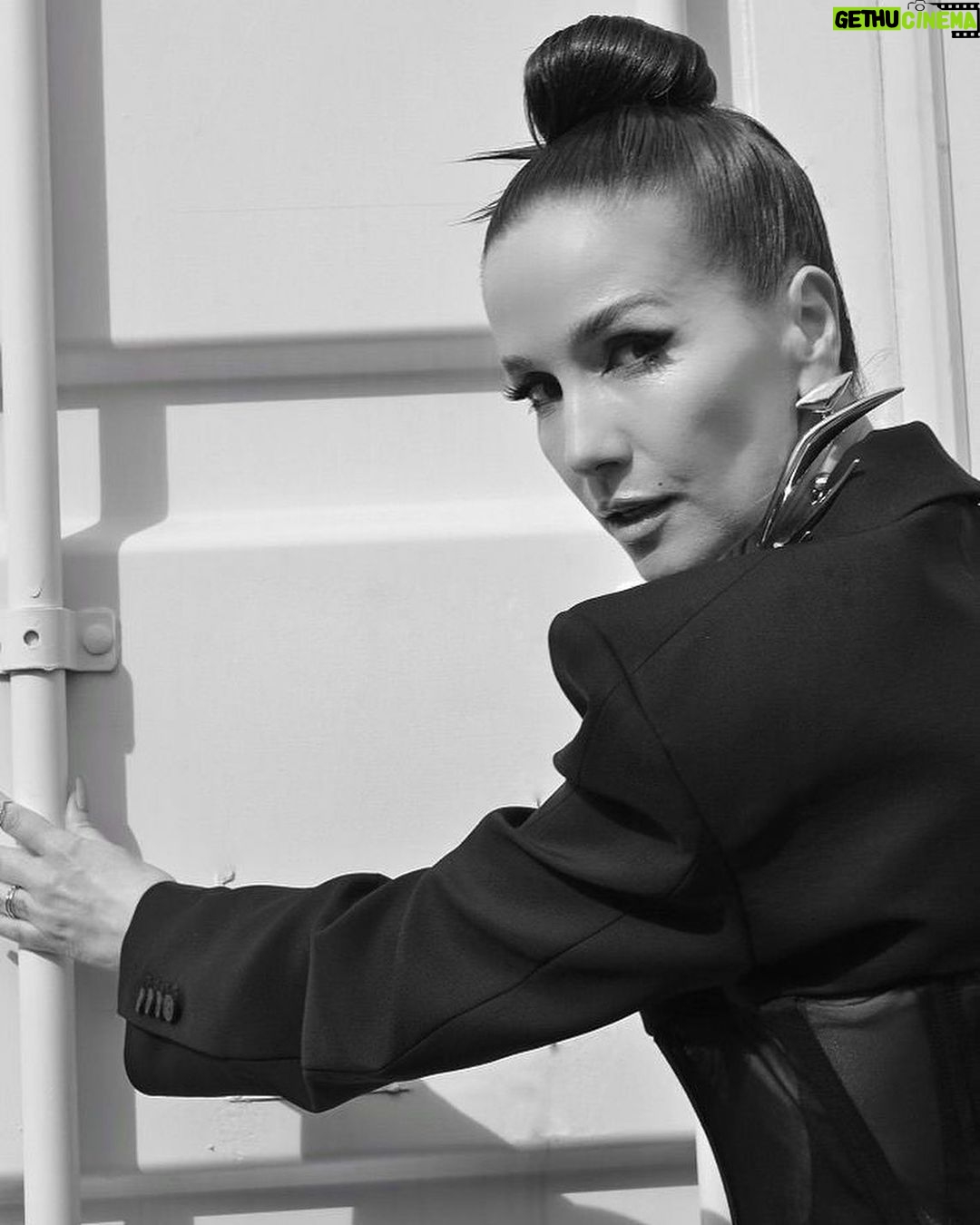 Natalia Oreiro Instagram - Por lo único que me gustan los lunes es por @lavoz_uy A ustedes, les gustan los lunes? 📷 @carla.baldisseri 🖤 @muglerofficial x @hm 🖤 @ramirezdenegro 🖤 @mono.fuk 🖤 @rosanjuan 🖤 @luligemelli 🖤 @diegoalfonsouy 🖤 @castillosfernando 🖤 @merynaor 🖤 @bliss.com.ar - Единственная причина, по которой я люблю понедельники, это @lavoz_uy А вы? Любите понедельники?