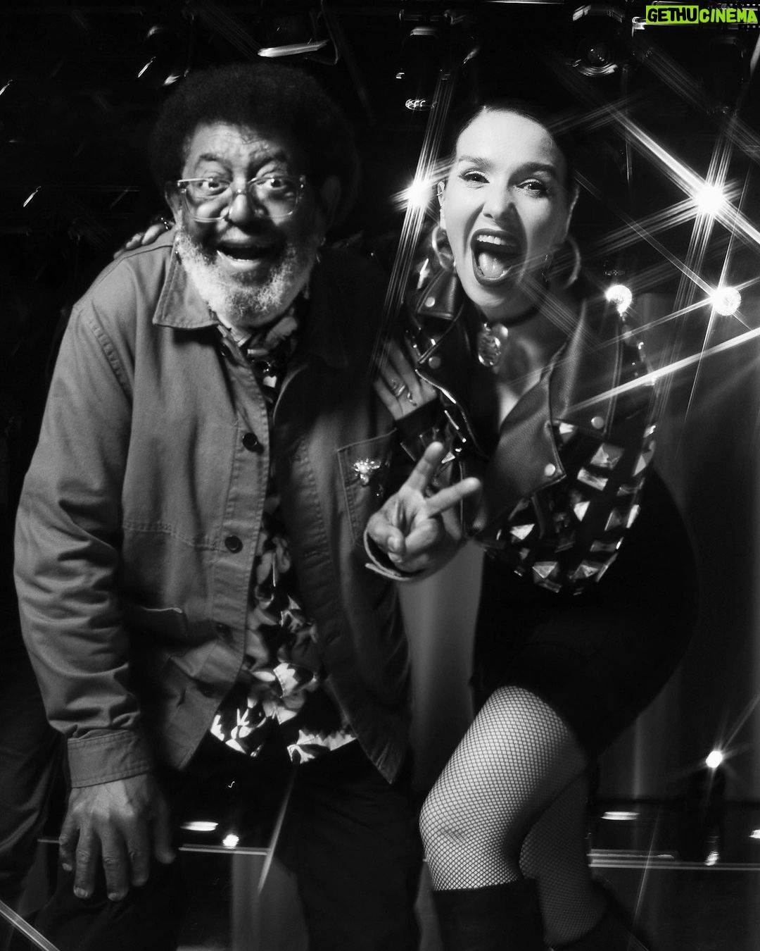 Natalia Oreiro Instagram - Hoy cumple 80 años el gran @negrorada 🎶🖤🪘♥️ Los Hot Blowers El Kinto Tótem Opa Rubenrá Richie Silver Pionero del rock en Uruguay y del candombe beat, artista de culto, exquisito compositor, estrella del pop latino al son del cha cha cha. Cantor de música para niños, conductor y gran comediante de televisión. Cine, radio, teatro... Y muchísimo más! Pero sobre todo, enorme persona, compañero y amigo. Querido Ruben, sos parte de la historia. Gracias por tu talento, tu energía, tu generosidad, tu sentido del humor, sensibilidad y compromiso. Gracias por la humanidad y por la música 🎶 Feliz cumpleaños!! Te amamos ♥️ 📸 @brunoilusorio