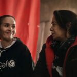 Natalia Oreiro Instagram - UNA JORNADA PODEROSA Desde 2020, La Poderosa y @unicefargentina trabajamos en conjunto para promover el desarrollo pleno de las infancias y adolescencias que habitan los barrios populares. Hoy, junto a @nataliaoreirosoy, Embajadora de Buena Voluntad de UNICEF, Luisa Brumana, Representante de UNICEF Argentina, y la referenta de La Poderosa @negraalbornozok recorrimos el barrio San Martín, en Paraná, Entre Ríos, para conocer y conversar sobre el trabajo que realizamos en los comedores y merenderos, espacios de apoyo escolar y cuidado infantil, así como la respuesta y contención a casos de violencia hacia las mujeres. “Me emociona profundamente el hecho de que las mujeres sean siempre las que están delante de estos proyectos. Al mismo tiempo me entristece, porque debería ser compartido. En su gran mayoría son ellas quienes están ahí poniendo el cuerpo para alimentar a el barrio”, Natalia Oreiro. Además, por la tarde en la @unermedios presentamos un estudio cualitativo sobre la situación de la pobreza en barrios populares. El estudio muestra una realidad que se sostiene a lo largo del tiempo , y que está asociada a la falta de acceso a derechos y servicios básicos como vivienda, salud y educación. En este contexto, el trabajo comunitario y las redes barriales ocupan un lugar crucial, y son sostenidas principalmente por mujeres. Esta triple jornada laboral que implica el trabajo en el mercado, usualmente precarizado, trabajo en los hogares y trabajo comunitario, no es ni reconocido ni remunerado. ¡Por más redes de trabajo en conjunto!