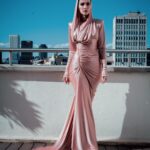 Natalia Oreiro Instagram - ⁣ Postales de ayer en @premios_platino Con este vestidito que soñé y que la hermosa de @luligemelli me acompañó en la locura. Con el mejor realizador @manu_._gonzalez Y la genia de @rebecarueda en maquillaje y pelo. Joyitas de @hsternofficial Mis uñitas de @bliss.com.ar Fotones de @lonajulian Les gustó? - Фотографии с @premios_platino Платье, о котором я мечтала, вам нравится?