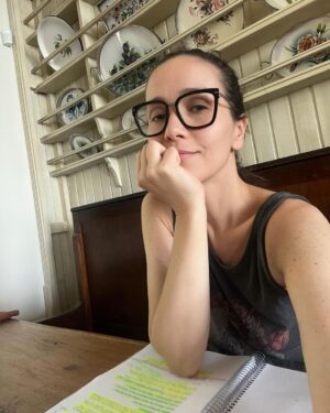 Natalia Oreiro Instagram - ⁣
Todo es muy simple

Todo es muy simple 
mucho más simple 
y sin embargo
aún así
hay momentos
en que es demasiado para mí
en que no entiendo
y no sé si reírme a carcajadas
o si llorar de miedo
o estarme aquí sin llanto
sin risas
en silencio
asumiendo mi vida
mi tránsito
mi tiempo.

Idea Vilariño

Compartir palabras de otrxs, 
pero inspiradoras para mi.
Aquí, estudiando nuevos destinos cinematográficos. 
Con las mismas ganas y los mismos miedos de siempre 🤍
