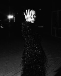 Natalia Oreiro Instagram - ⁣ Llegando a lo de @ferdente ⁣ 🖤🎬🖤🎙️🖤 📸 @brunoilusorio 🖤 @mariagorof 🖤 @karinacamporinomkp 🖤 @giachinomatias 🖤 @luligemelli 🖤 @bliss.com.ar 🖤 @turtupab - По дороге на @ferdente 🖤🎬🖤🎙️🖤