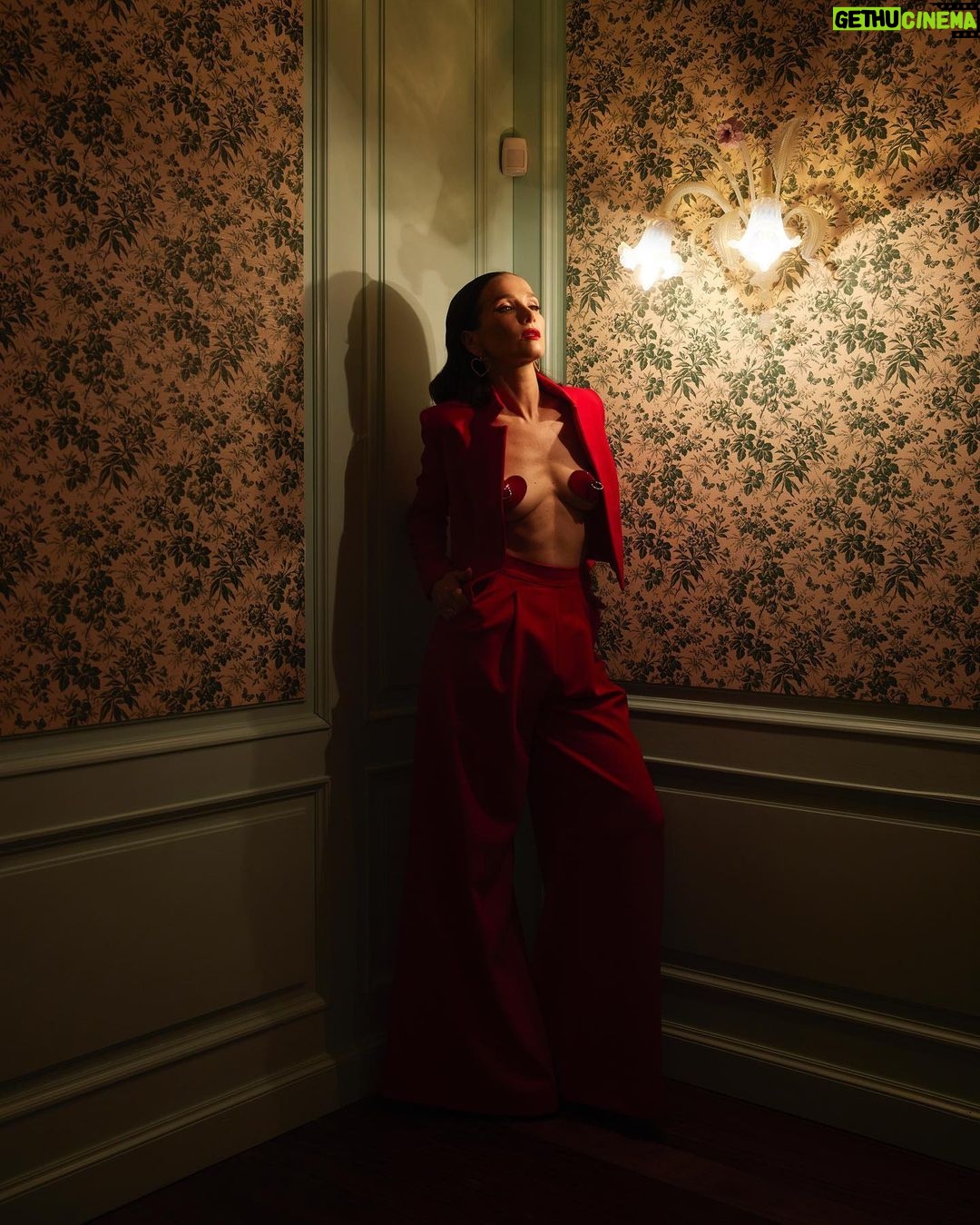 Natalia Oreiro - 85.5K Likes -
Antes casi muerta, que sencilla
Avant de @casimuertapelicula 💔
📸 @brunoilusorio
💔 @mariagorof
💔 @karinacamporinomkp
💔 @giaquinomatias
💔 @luligemelli
💔 @floboskis.stad
💔 @lucianomarraok
💔 @bliss.com.ar