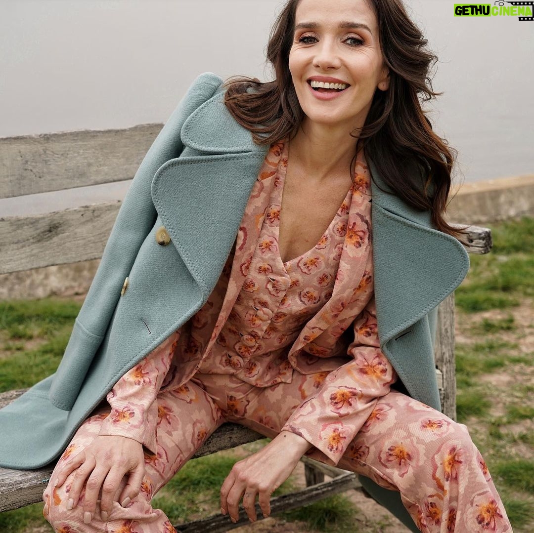 Natalia Oreiro Instagram - Miro ya los relojes entre la neblina. Y las luces primeras entre la neblina. Y las luces primeras ya empezaron a desperezar. Spinetta.Pescado Rabioso 📷 @bonettomartin @clarincom @graguinazu @luligemelli @karinacamporinomkp @giachinomatias @milakartei @malloysbardecosta @bliss.com.ar