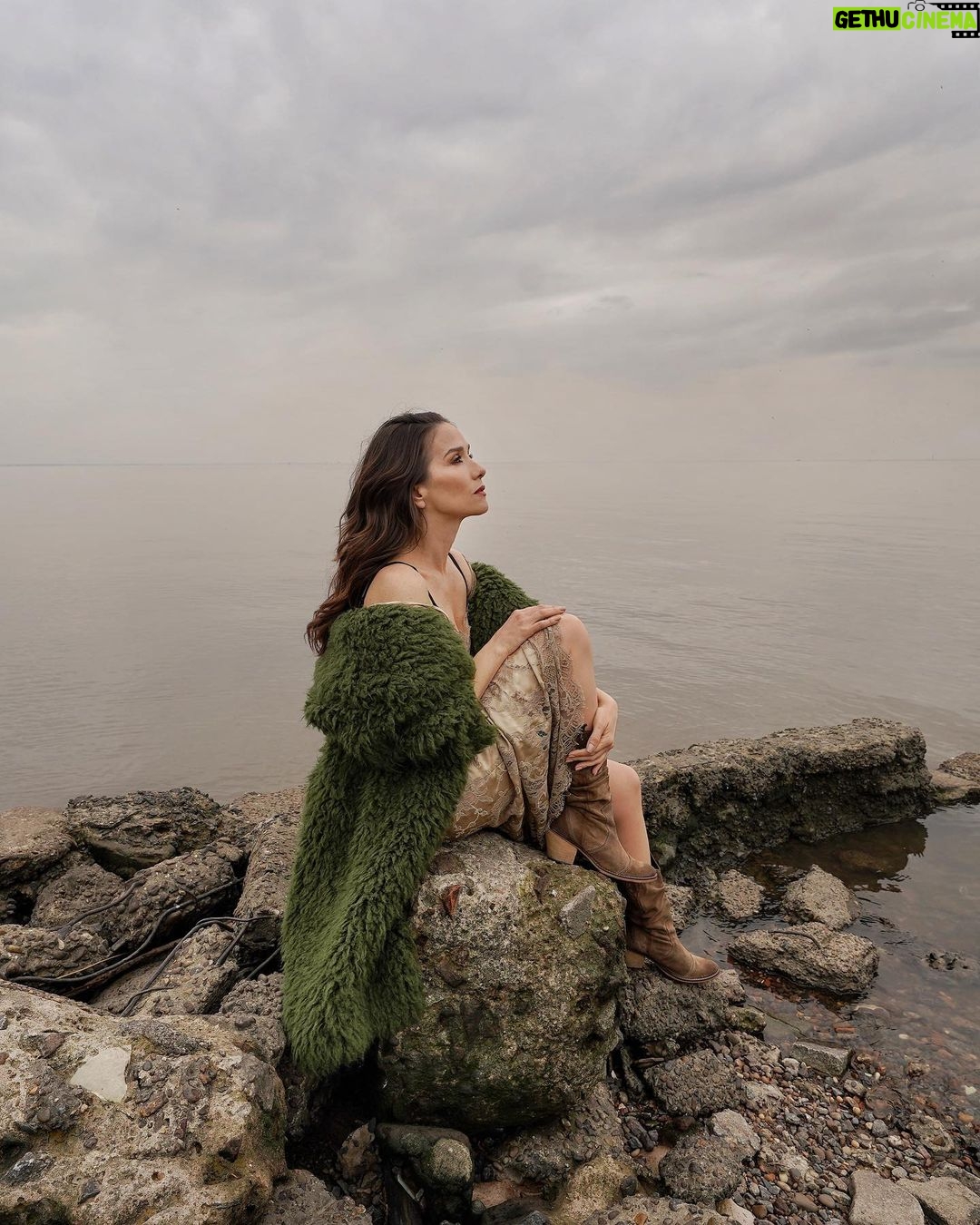 Natalia Oreiro Instagram - Gracias @clarincom por tan linda nota x @casimuertapelicula ♥️ Gracias @graguinazu ✏️ Gracias @bonettomartin 📷 Y gracias a todo el equipo♥️ @luligemelli @karinacamporinomkp @giachinomatias @elcamarin @malloysbardecosta @soyclaudinasanchezok @raquelflotta @bliss.com.ar