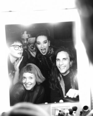 Natalia Oreiro Instagram - ⁣
⁣⁣Anoche fue una fiesta el Luna Park con @orquestadeliovaldez✨⁣⁣

Les dejo unas 📸del back

Antes, durante y después, siempre haciendo el aguante este equipo hermoso✨
@vivistallone 
@brunoilusorio 
@luligemelli 
@karinacamporinomkp 
@giachinomatias