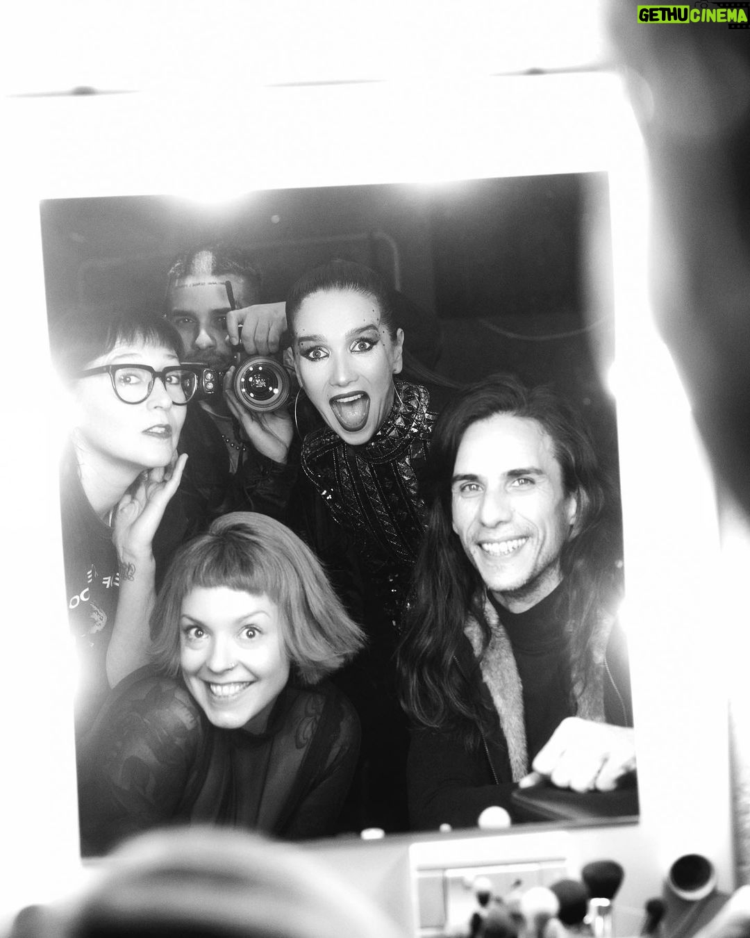 Natalia Oreiro - 74K Likes -
Anoche fue una fiesta el Luna Park con @orquestadeliovaldez✨
Les dejo unas 📸del back
Antes, durante y después, siempre haciendo el aguante este equipo hermoso✨
@vivistallone
@brunoilusorio
@luligemelli
@karinacamporinomkp
@giachinomatias