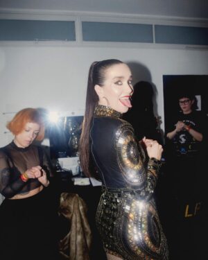 Natalia Oreiro Instagram - ⁣
⁣⁣Anoche fue una fiesta el Luna Park con @orquestadeliovaldez✨⁣⁣

Les dejo unas 📸del back

Antes, durante y después, siempre haciendo el aguante este equipo hermoso✨
@vivistallone 
@brunoilusorio 
@luligemelli 
@karinacamporinomkp 
@giachinomatias