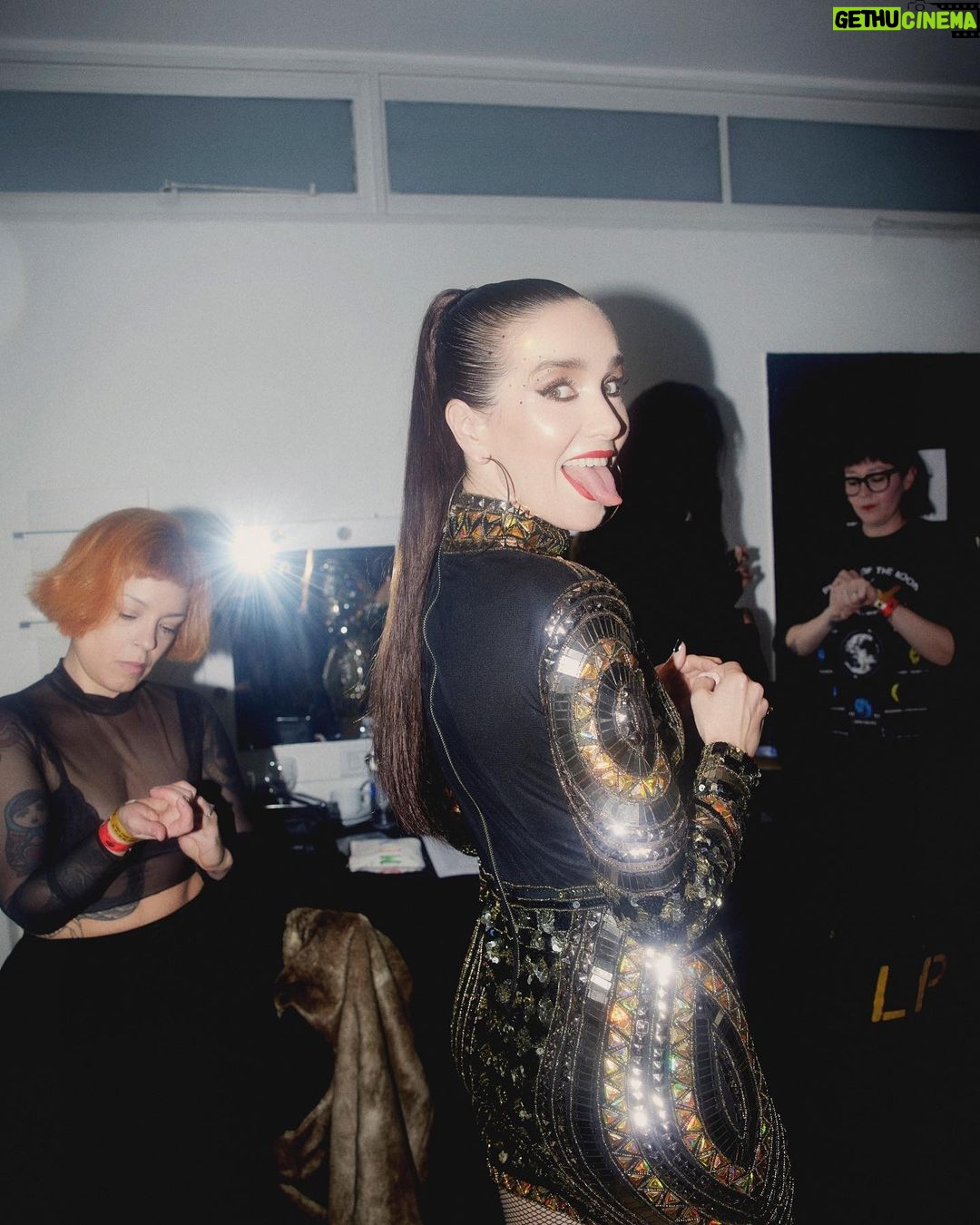 Natalia Oreiro - 74K Likes -
Anoche fue una fiesta el Luna Park con @orquestadeliovaldez✨
Les dejo unas 📸del back
Antes, durante y después, siempre haciendo el aguante este equipo hermoso✨
@vivistallone
@brunoilusorio
@luligemelli
@karinacamporinomkp
@giachinomatias