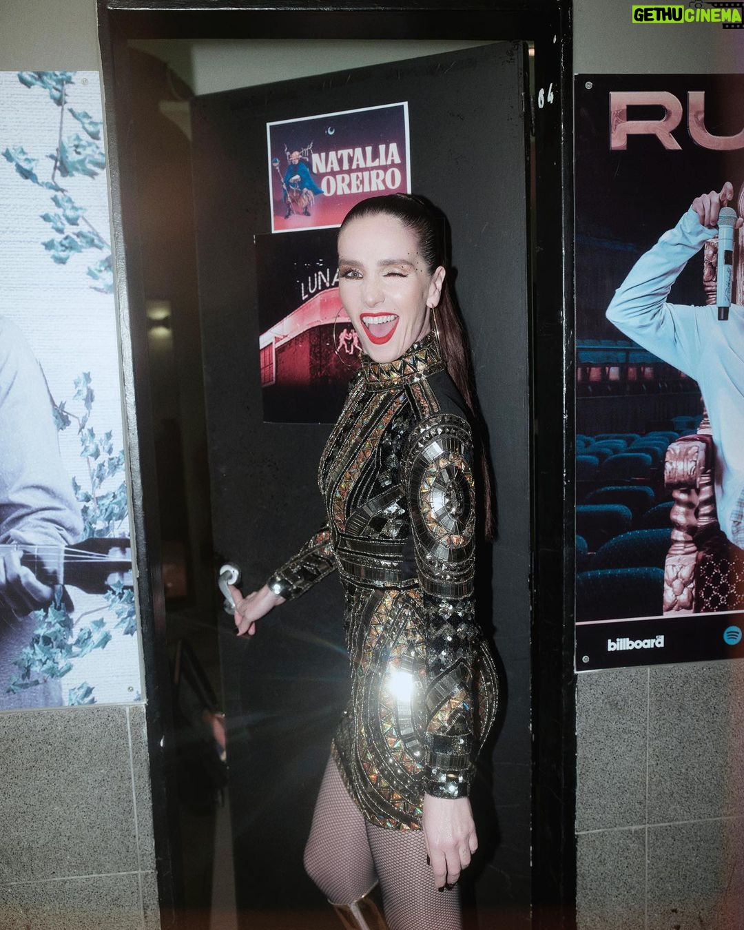 Natalia Oreiro - 74K Likes -
Anoche fue una fiesta el Luna Park con @orquestadeliovaldez✨
Les dejo unas 📸del back
Antes, durante y después, siempre haciendo el aguante este equipo hermoso✨
@vivistallone
@brunoilusorio
@luligemelli
@karinacamporinomkp
@giachinomatias