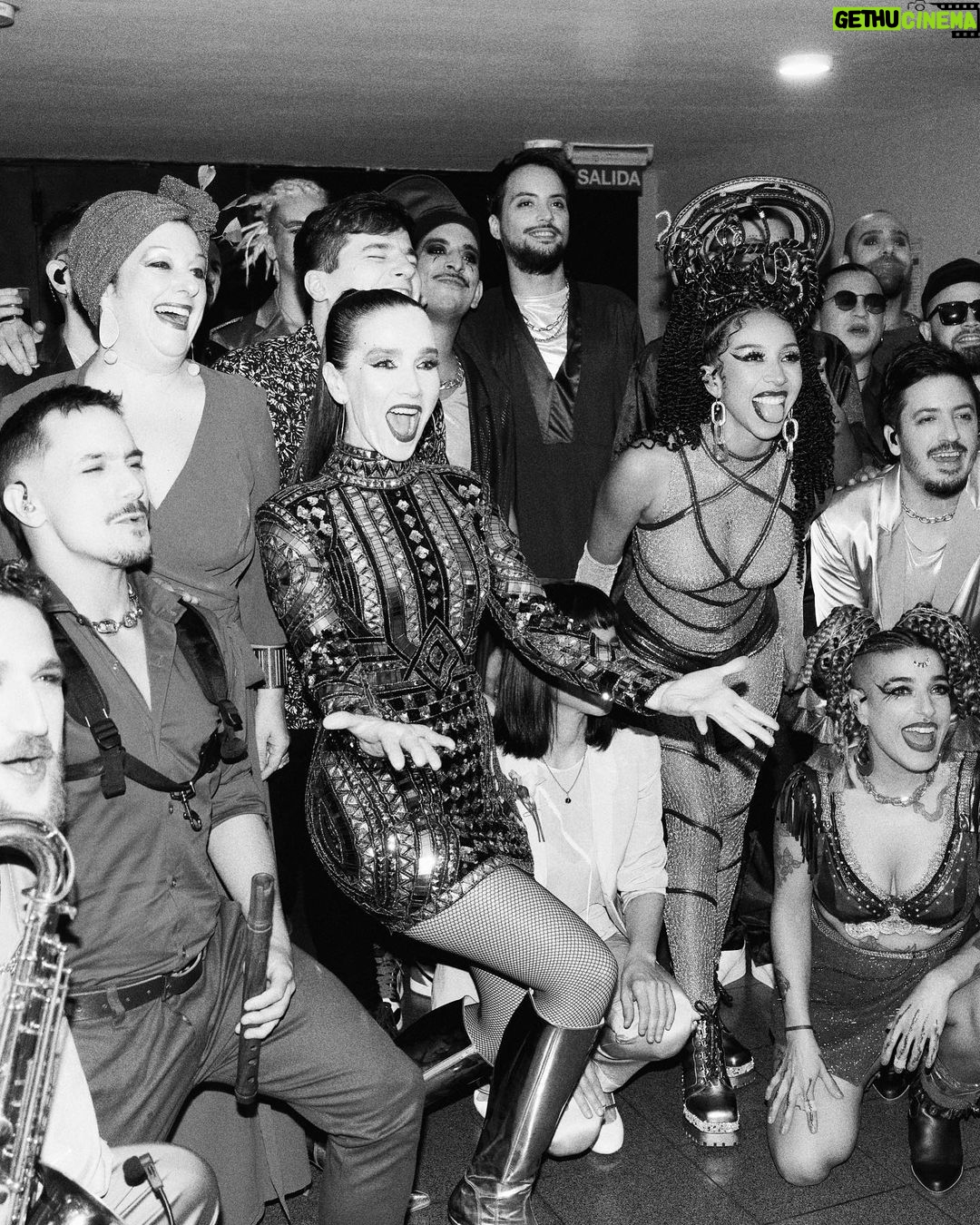 Natalia Oreiro Instagram - Anoche fue una fiesta el Luna Park con @orquestadeliovaldez✨ Les dejo unas 📸del back Antes, durante y después, siempre haciendo el aguante este equipo hermoso✨ @vivistallone @brunoilusorio @luligemelli @karinacamporinomkp @giachinomatias