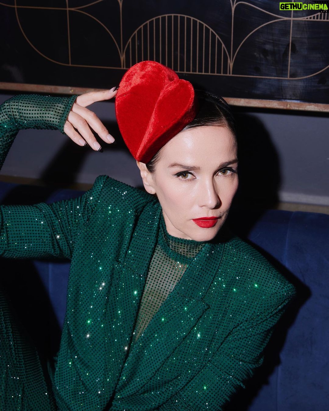 Natalia Oreiro Instagram - ♥️♥️♥️ Quiero contarles que este 1ero de septiembre se estrena en HBO Max #CasiMuerta, una peli que disfruté muchísimo y que los va a llenar de risas y lágrimas, con un elenco espectacular y la dirección del número uno, @mirasfernan♥️♥️♥️ @hbomaxar @hbomaxla @hbomaxar #casimuertaHboMax 📸 @brunoilusorio 👗 @mergorof #Gorof ♥️ @florenciatellado 👠 @lucianomarraok ✂️@giachinomatias 💄 @karinacamporinomkp ⚡️@luligemelli 🌈 @vivistallone 💅@bliss.com.ar 👓 @byranieri @lasoreirooficial