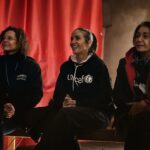 Natalia Oreiro Instagram - UNA JORNADA PODEROSA Desde 2020, La Poderosa y @unicefargentina trabajamos en conjunto para promover el desarrollo pleno de las infancias y adolescencias que habitan los barrios populares. Hoy, junto a @nataliaoreirosoy, Embajadora de Buena Voluntad de UNICEF, Luisa Brumana, Representante de UNICEF Argentina, y la referenta de La Poderosa @negraalbornozok recorrimos el barrio San Martín, en Paraná, Entre Ríos, para conocer y conversar sobre el trabajo que realizamos en los comedores y merenderos, espacios de apoyo escolar y cuidado infantil, así como la respuesta y contención a casos de violencia hacia las mujeres. “Me emociona profundamente el hecho de que las mujeres sean siempre las que están delante de estos proyectos. Al mismo tiempo me entristece, porque debería ser compartido. En su gran mayoría son ellas quienes están ahí poniendo el cuerpo para alimentar a el barrio”, Natalia Oreiro. Además, por la tarde en la @unermedios presentamos un estudio cualitativo sobre la situación de la pobreza en barrios populares. El estudio muestra una realidad que se sostiene a lo largo del tiempo , y que está asociada a la falta de acceso a derechos y servicios básicos como vivienda, salud y educación. En este contexto, el trabajo comunitario y las redes barriales ocupan un lugar crucial, y son sostenidas principalmente por mujeres. Esta triple jornada laboral que implica el trabajo en el mercado, usualmente precarizado, trabajo en los hogares y trabajo comunitario, no es ni reconocido ni remunerado. ¡Por más redes de trabajo en conjunto!