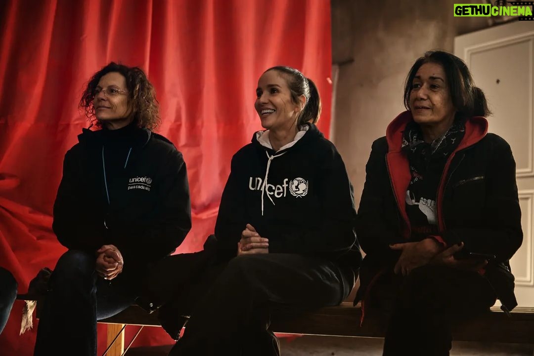 Natalia Oreiro Instagram - UNA JORNADA PODEROSA Desde 2020, La Poderosa y @unicefargentina trabajamos en conjunto para promover el desarrollo pleno de las infancias y adolescencias que habitan los barrios populares. Hoy, junto a @nataliaoreirosoy, Embajadora de Buena Voluntad de UNICEF, Luisa Brumana, Representante de UNICEF Argentina, y la referenta de La Poderosa @negraalbornozok recorrimos el barrio San Martín, en Paraná, Entre Ríos, para conocer y conversar sobre el trabajo que realizamos en los comedores y merenderos, espacios de apoyo escolar y cuidado infantil, así como la respuesta y contención a casos de violencia hacia las mujeres. “Me emociona profundamente el hecho de que las mujeres sean siempre las que están delante de estos proyectos. Al mismo tiempo me entristece, porque debería ser compartido. En su gran mayoría son ellas quienes están ahí poniendo el cuerpo para alimentar a el barrio”, Natalia Oreiro. Además, por la tarde en la @unermedios presentamos un estudio cualitativo sobre la situación de la pobreza en barrios populares. El estudio muestra una realidad que se sostiene a lo largo del tiempo , y que está asociada a la falta de acceso a derechos y servicios básicos como vivienda, salud y educación. En este contexto, el trabajo comunitario y las redes barriales ocupan un lugar crucial, y son sostenidas principalmente por mujeres. Esta triple jornada laboral que implica el trabajo en el mercado, usualmente precarizado, trabajo en los hogares y trabajo comunitario, no es ni reconocido ni remunerado. ¡Por más redes de trabajo en conjunto!