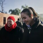 Natalia Oreiro Instagram - UNA JORNADA PODEROSA Desde 2020, La Poderosa y @unicefargentina trabajamos en conjunto para promover el desarrollo pleno de las infancias y adolescencias que habitan los barrios populares. Hoy, junto a @nataliaoreirosoy, Embajadora de Buena Voluntad de UNICEF, Luisa Brumana, Representante de UNICEF Argentina, y la referenta de La Poderosa @negraalbornozok recorrimos el barrio San Martín, en Paraná, Entre Ríos, para conocer y conversar sobre el trabajo que realizamos en los comedores y merenderos, espacios de apoyo escolar y cuidado infantil, así como la respuesta y contención a casos de violencia hacia las mujeres. “Me emociona profundamente el hecho de que las mujeres sean siempre las que están delante de estos proyectos. Al mismo tiempo me entristece, porque debería ser compartido. En su gran mayoría son ellas quienes están ahí poniendo el cuerpo para alimentar a el barrio”, Natalia Oreiro. Además, por la tarde en la @unermedios presentamos un estudio cualitativo sobre la situación de la pobreza en barrios populares. El estudio muestra una realidad que se sostiene a lo largo del tiempo , y que está asociada a la falta de acceso a derechos y servicios básicos como vivienda, salud y educación. En este contexto, el trabajo comunitario y las redes barriales ocupan un lugar crucial, y son sostenidas principalmente por mujeres. Esta triple jornada laboral que implica el trabajo en el mercado, usualmente precarizado, trabajo en los hogares y trabajo comunitario, no es ni reconocido ni remunerado. ¡Por más redes de trabajo en conjunto!