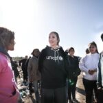 Natalia Oreiro Instagram - UNA JORNADA PODEROSA Desde 2020, La Poderosa y @unicefargentina trabajamos en conjunto para promover el desarrollo pleno de las infancias y adolescencias que habitan los barrios populares. Hoy, junto a @nataliaoreirosoy, Embajadora de Buena Voluntad de UNICEF, Luisa Brumana, Representante de UNICEF Argentina, y la referenta de La Poderosa @negraalbornozok recorrimos el barrio San Martín, en Paraná, Entre Ríos, para conocer y conversar sobre el trabajo que realizamos en los comedores y merenderos, espacios de apoyo escolar y cuidado infantil, así como la respuesta y contención a casos de violencia hacia las mujeres. “Me emociona profundamente el hecho de que las mujeres sean siempre las que están delante de estos proyectos. Al mismo tiempo me entristece, porque debería ser compartido. En su gran mayoría son ellas quienes están ahí poniendo el cuerpo para alimentar a el barrio”, Natalia Oreiro. Además, por la tarde en la @unermedios presentamos un estudio cualitativo sobre la situación de la pobreza en barrios populares. El estudio muestra una realidad que se sostiene a lo largo del tiempo , y que está asociada a la falta de acceso a derechos y servicios básicos como vivienda, salud y educación. En este contexto, el trabajo comunitario y las redes barriales ocupan un lugar crucial, y son sostenidas principalmente por mujeres. Esta triple jornada laboral que implica el trabajo en el mercado, usualmente precarizado, trabajo en los hogares y trabajo comunitario, no es ni reconocido ni remunerado. ¡Por más redes de trabajo en conjunto!