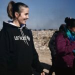Natalia Oreiro Instagram - UNA JORNADA PODEROSA Desde 2020, La Poderosa y @unicefargentina trabajamos en conjunto para promover el desarrollo pleno de las infancias y adolescencias que habitan los barrios populares. Hoy, junto a @nataliaoreirosoy, Embajadora de Buena Voluntad de UNICEF, Luisa Brumana, Representante de UNICEF Argentina, y la referenta de La Poderosa @negraalbornozok recorrimos el barrio San Martín, en Paraná, Entre Ríos, para conocer y conversar sobre el trabajo que realizamos en los comedores y merenderos, espacios de apoyo escolar y cuidado infantil, así como la respuesta y contención a casos de violencia hacia las mujeres. “Me emociona profundamente el hecho de que las mujeres sean siempre las que están delante de estos proyectos. Al mismo tiempo me entristece, porque debería ser compartido. En su gran mayoría son ellas quienes están ahí poniendo el cuerpo para alimentar a el barrio”, Natalia Oreiro. Además, por la tarde en la @unermedios presentamos un estudio cualitativo sobre la situación de la pobreza en barrios populares. El estudio muestra una realidad que se sostiene a lo largo del tiempo , y que está asociada a la falta de acceso a derechos y servicios básicos como vivienda, salud y educación. En este contexto, el trabajo comunitario y las redes barriales ocupan un lugar crucial, y son sostenidas principalmente por mujeres. Esta triple jornada laboral que implica el trabajo en el mercado, usualmente precarizado, trabajo en los hogares y trabajo comunitario, no es ni reconocido ni remunerado. ¡Por más redes de trabajo en conjunto!