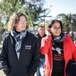 Natalia Oreiro Instagram - UNA JORNADA PODEROSA Desde 2020, La Poderosa y @unicefargentina trabajamos en conjunto para promover el desarrollo pleno de las infancias y adolescencias que habitan los barrios populares. Hoy, junto a @nataliaoreirosoy, Embajadora de Buena Voluntad de UNICEF, Luisa Brumana, Representante de UNICEF Argentina, y la referenta de La Poderosa @negraalbornozok recorrimos el barrio San Martín, en Paraná, Entre Ríos, para conocer y conversar sobre el trabajo que realizamos en los comedores y merenderos, espacios de apoyo escolar y cuidado infantil, así como la respuesta y contención a casos de violencia hacia las mujeres. “Me emociona profundamente el hecho de que las mujeres sean siempre las que están delante de estos proyectos. Al mismo tiempo me entristece, porque debería ser compartido. En su gran mayoría son ellas quienes están ahí poniendo el cuerpo para alimentar a el barrio”, Natalia Oreiro. Además, por la tarde en la @unermedios presentamos un estudio cualitativo sobre la situación de la pobreza en barrios populares. El estudio muestra una realidad que se sostiene a lo largo del tiempo , y que está asociada a la falta de acceso a derechos y servicios básicos como vivienda, salud y educación. En este contexto, el trabajo comunitario y las redes barriales ocupan un lugar crucial, y son sostenidas principalmente por mujeres. Esta triple jornada laboral que implica el trabajo en el mercado, usualmente precarizado, trabajo en los hogares y trabajo comunitario, no es ni reconocido ni remunerado. ¡Por más redes de trabajo en conjunto!
