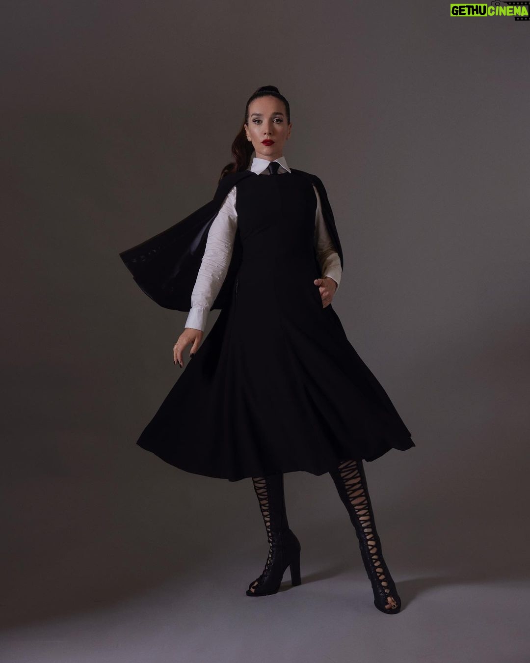 Natalia Oreiro Instagram - Yendi a los Cóndor 🖤 Gracias @acca_cinecronistas por la nominación. 🖤Con este vestidito herrrmoso de @ramirezdenegro 🖤siempre con el arte de @brunoilusorio 🖤St de mi amada @luligemelli 🖤 Quién te hizo la carita? @karinacamporinomkp 🖤 pelito de @giachinomatias 🖤 botitas @lucianomarraok 🖤 súper locación @cramerestudio 🖤 uñitas @bliss.com.ar
