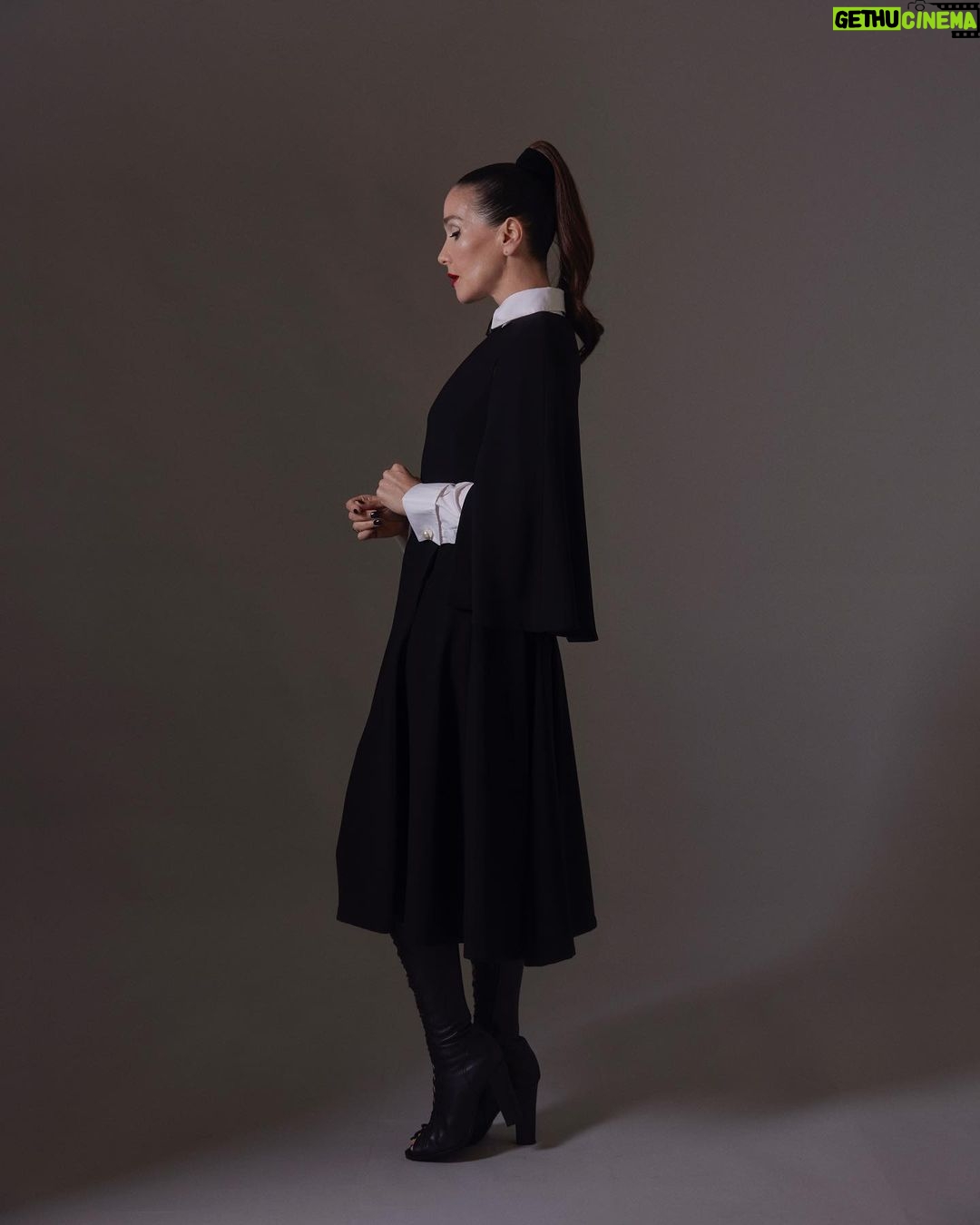 Natalia Oreiro Instagram - Yendi a los Cóndor 🖤 Gracias @acca_cinecronistas por la nominación. 🖤Con este vestidito herrrmoso de @ramirezdenegro 🖤siempre con el arte de @brunoilusorio 🖤St de mi amada @luligemelli 🖤 Quién te hizo la carita? @karinacamporinomkp 🖤 pelito de @giachinomatias 🖤 botitas @lucianomarraok 🖤 súper locación @cramerestudio 🖤 uñitas @bliss.com.ar
