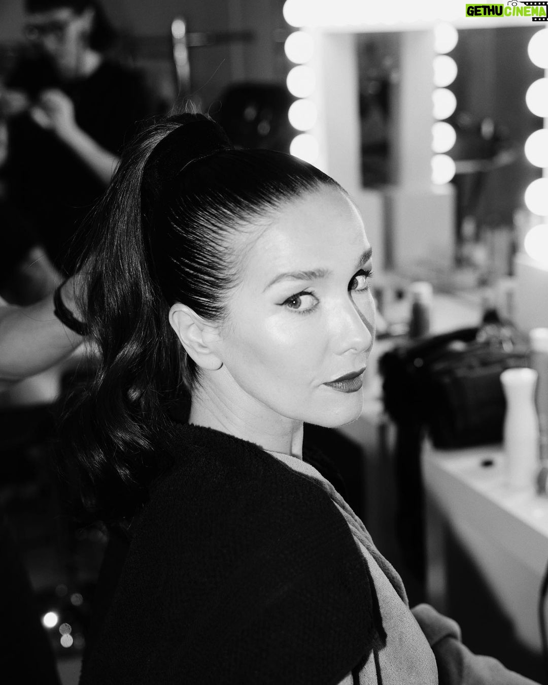 Natalia Oreiro Instagram - Yendi a los Cóndor 🖤 Gracias @acca_cinecronistas por la nominación. 🖤Con este vestidito herrrmoso de @ramirezdenegro 🖤siempre con el arte de @brunoilusorio 🖤St de mi amada @luligemelli 🖤 Quién te hizo la carita? @karinacamporinomkp 🖤 pelito de @giachinomatias 🖤 botitas @lucianomarraok 🖤 súper locación @cramerestudio 🖤 uñitas @bliss.com.ar