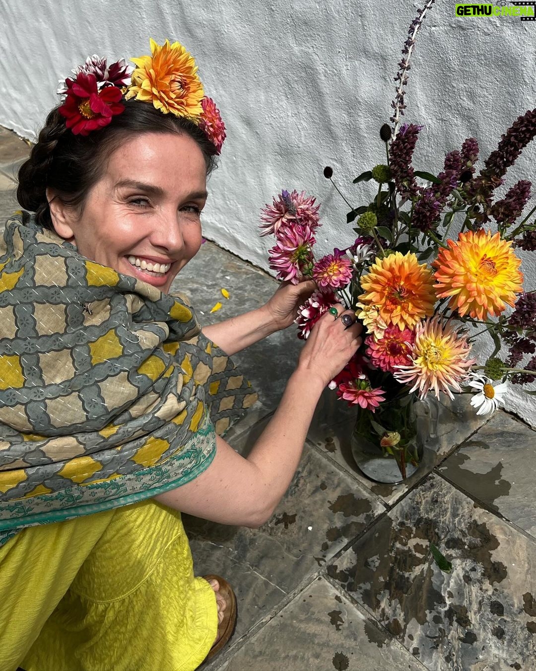 Natalia Oreiro - 82K Likes -
Empatía 🌸
Trabajo 🌺
Salud 🌻
Amor 🌷
Paciencia 🌼
Música 🪷
Arte 🪻
Cine 💐
Teatro 🌹
Alegría🌿
Gracias a todas las personas que son parte de esta energía ✨
Que el 2024 nos encuentre vivos y conectados al amor ♥️
-
Эмпатия ,Работа,
Здоровье,Любовь,
Терпение,Музыка,
Искусство,Кино, Радость.
Спасибо всем, кто является частью этой энергии ✨
Пусть 2024 год застанет нас живыми и в любви ❤️