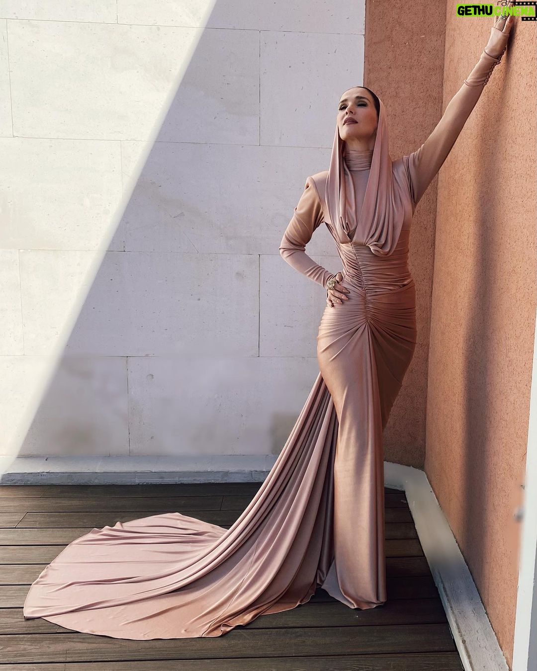 Natalia Oreiro - 101.2K Likes -
Postales de ayer en @premios_platino
Con este vestidito que soñé y que la hermosa de @luligemelli me acompañó en la locura.
Con el mejor realizador @manu_._gonzalez
Y la genia de @rebecarueda en maquillaje y pelo.
Joyitas de @hsternofficial
Mis uñitas de @bliss.com.ar
Fotones de @lonajulian
Les gustó?
-
Фотографии с @premios_platino
Платье, о котором я мечтала, вам нравится?