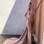Natalia Oreiro Instagram - ⁣ Postales de ayer en @premios_platino Con este vestidito que soñé y que la hermosa de @luligemelli me acompañó en la locura. Con el mejor realizador @manu_._gonzalez Y la genia de @rebecarueda en maquillaje y pelo. Joyitas de @hsternofficial Mis uñitas de @bliss.com.ar Fotones de @lonajulian Les gustó? - Фотографии с @premios_platino Платье, о котором я мечтала, вам нравится?