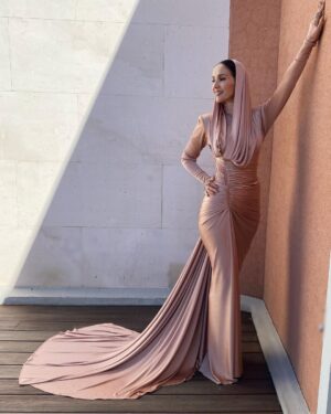 Natalia Oreiro Instagram - ⁣
Postales de ayer en @premios_platino 

Con este vestidito que soñé y que la hermosa de @luligemelli me acompañó en la locura. 
Con el mejor realizador @manu_._gonzalez 
Y la genia de @rebecarueda en maquillaje y pelo.
Joyitas de @hsternofficial 
Mis uñitas de @bliss.com.ar 
Fotones de @lonajulian 
Les gustó?
-
Фотографии с @premios_platino 
Платье, о котором я мечтала, вам нравится?
