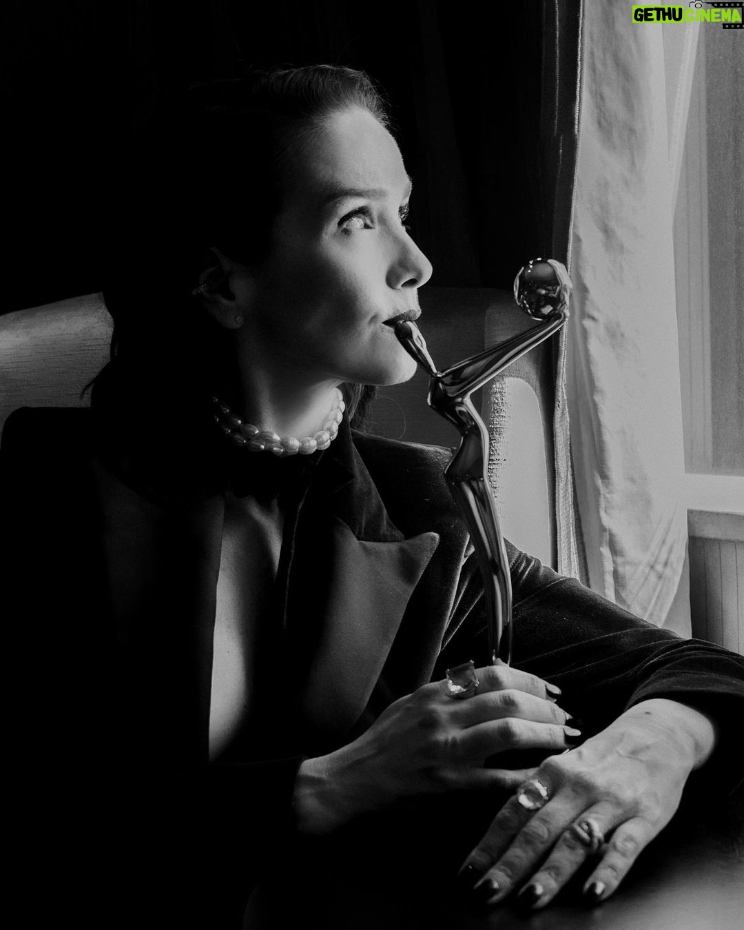 Natalia Oreiro Instagram - Epa! GRACIAS por este premio del público, @premios_platino Por mi rol en #SantaEvita 🤍✨🤍 A quienes votaron y lo hicieron posible 🙌 @starplusla @nonstoptvstudios 📷 @lonajulian @vivistallone @luligemelli @rebecarueda @hsternofficial