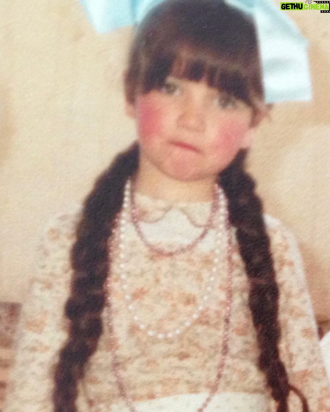 Natalia Oreiro Instagram - Que le dirías a ese niñx que fuiste? Que se ame 🤍 Que sea libre 🕊️ Que confíe en ella ✨ Que perdone 🤲 Que sea feliz 🪷 1- 6 meses 2- mi primer cumple 3- cumple de 6 4- fiesta del jardín, 4 años 5- cumple de 11 6- book de 15 7- Andalucía 7 años 8- día de Reyes, dos años 9- con mis abuelos paternos a los 5 10- con mi hermana a los 4