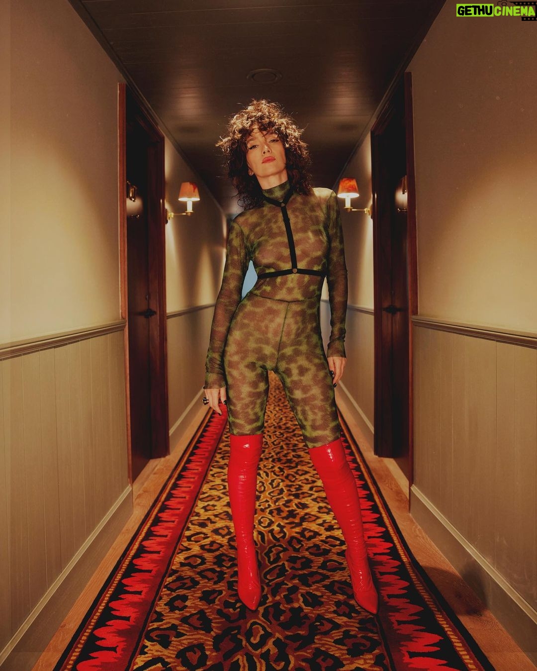 Natalia Oreiro Instagram - Creo en el amor a primera risa ♥️😁 📸 @brunoilusorio 📽 @tinchochiesa 👗 @nantolin 👢 @lucianomarraok 🏩 @hotelmontevideo ♥️ @luligemelli 💚 @rosanjuan ✂️ @sergiolamensaok 💄 @castillosfernando ➿ @diegoalfonsouy 🍀 @merynaor 💡 @fefodiaz.art