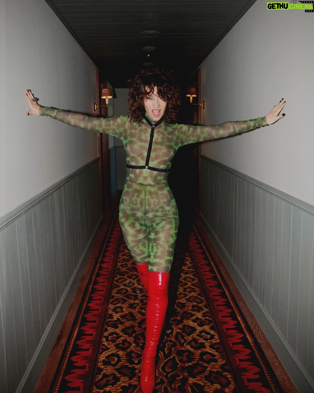 Natalia Oreiro Instagram - Creo en el amor a primera risa ♥️😁 📸 @brunoilusorio 📽 @tinchochiesa 👗 @nantolin 👢 @lucianomarraok 🏩 @hotelmontevideo ♥️ @luligemelli 💚 @rosanjuan ✂️ @sergiolamensaok 💄 @castillosfernando ➿ @diegoalfonsouy 🍀 @merynaor 💡 @fefodiaz.art