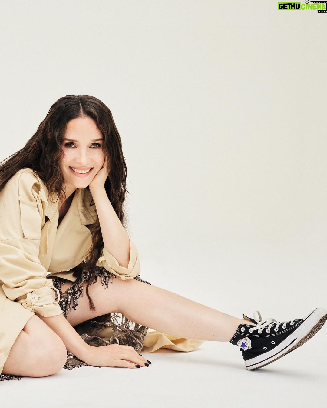 Natalia Oreiro Instagram - Ya salió @elleargentina de diciembre 💫 Muchas gracias a todo el equipo ♥️♥️♥️ Entrevista: @paopluzzer Fotos: @totopons Estilismo: @jorgeoleon Make Up: @yosoysebastiancorrea Pelo: @dieperla Agradecimientos: @luligemelli y Esteban Penovi