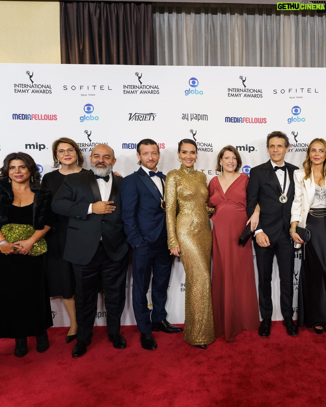 Natalia Oreiro Instagram - Anoche fueron los @iemmys Nominados por "Iosi, El espía arrepentido" #Iosi2 ya disponible en @primevideo Gracias por este lookaso✨ @mergorof @mariagorof @hsternofficial @luligemelli @diegoalfonsouy @mai.mor 📸 @hypedh @jeesyanez @bliss.com.ar @veronica.bonomo