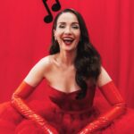 Natalia Oreiro Instagram - ⁣ Todo tiene un final, decía Vox Dei ♥️ Anoche fué la final de @lavoz_uy Un ciclo que amé conducir, por el que pasaron grandes artistas con muchos sueños... ojalá se lleven algo de todo el amor que el equipo que hace La Voz le pone a su tarea. Es enorme el compromiso y la dedicación de cada área. En un mundo cada vez más hostil, la humanidad, la pasión, el respeto y el talento se agradecen a mares. Y eso es justamente lo que tengo; AGRADECIMIENTO a cada persona que confió y acompañó, que me miró a los ojos y me preguntó cómo estaba, que me escuchó, me vistió, maquilló, peinó, me dió agua... y tantas, tantas cosas hicieron por mi en este proyecto. A veces en la vorágine uno se olvida lo que cuesta... a todxs nos cuesta. Dejar a nuestras familias tantas horas...a ellos también gracias ♥️ Hasta siempre compañeros y compañeras, se les quiere mucho y se les va a extrañar ♥️♥️♥️ @canal10uruguay @vivistallone @rosanjuan @luligemelli @castillosfernando @diegoalfonsouy @merynaor @brunoilusorio 👗 @jorgereyoficial 🎵 @florenciatellado 👠 @lucianomarraok 📸 @maurogonzalezf - «У всего есть конец» - говорил Vox Dei ❤️ Вчера вечером прошел финал шоу @lavoz_uy Цикл, который мне очень понравилось вести, через который прошли великие артисты, с множеством мечтаний… Хотелось бы, чтобы они забрали с собой часть той любви, которую вся команда, занимающаяся «Голосом» вкладывает в свою работу. Приверженность и преданность команды огромны. Во все более враждебном мире высоко ценятся человечность, страсть, уважение и талант. И это именно то, что я испытываю: БЛАГОДАРНОСТЬ каждому, кто доверял мне и сопровождал меня, кто смотрел мне в глаза и спрашивал, как я себя чувствую, кто меня слушал, одевал, делал макияж, прическу, давал воды… и столько сделал для меня в этом проекте. Иногда в водовороте забываешь чего это стоит. Всем нам тяжело оставлять наши семьи на протяжении многих часов… Им тоже спасибо ❤️ До новых встреч, коллеги. Я вас очень люблю и буду скучать ❤️❤️❤️