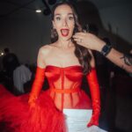 Natalia Oreiro Instagram - ⁣ Todo tiene un final, decía Vox Dei ♥️ Anoche fué la final de @lavoz_uy Un ciclo que amé conducir, por el que pasaron grandes artistas con muchos sueños... ojalá se lleven algo de todo el amor que el equipo que hace La Voz le pone a su tarea. Es enorme el compromiso y la dedicación de cada área. En un mundo cada vez más hostil, la humanidad, la pasión, el respeto y el talento se agradecen a mares. Y eso es justamente lo que tengo; AGRADECIMIENTO a cada persona que confió y acompañó, que me miró a los ojos y me preguntó cómo estaba, que me escuchó, me vistió, maquilló, peinó, me dió agua... y tantas, tantas cosas hicieron por mi en este proyecto. A veces en la vorágine uno se olvida lo que cuesta... a todxs nos cuesta. Dejar a nuestras familias tantas horas...a ellos también gracias ♥️ Hasta siempre compañeros y compañeras, se les quiere mucho y se les va a extrañar ♥️♥️♥️ @canal10uruguay @vivistallone @rosanjuan @luligemelli @castillosfernando @diegoalfonsouy @merynaor @brunoilusorio 👗 @jorgereyoficial 🎵 @florenciatellado 👠 @lucianomarraok 📸 @maurogonzalezf - «У всего есть конец» - говорил Vox Dei ❤️ Вчера вечером прошел финал шоу @lavoz_uy Цикл, который мне очень понравилось вести, через который прошли великие артисты, с множеством мечтаний… Хотелось бы, чтобы они забрали с собой часть той любви, которую вся команда, занимающаяся «Голосом» вкладывает в свою работу. Приверженность и преданность команды огромны. Во все более враждебном мире высоко ценятся человечность, страсть, уважение и талант. И это именно то, что я испытываю: БЛАГОДАРНОСТЬ каждому, кто доверял мне и сопровождал меня, кто смотрел мне в глаза и спрашивал, как я себя чувствую, кто меня слушал, одевал, делал макияж, прическу, давал воды… и столько сделал для меня в этом проекте. Иногда в водовороте забываешь чего это стоит. Всем нам тяжело оставлять наши семьи на протяжении многих часов… Им тоже спасибо ❤️ До новых встреч, коллеги. Я вас очень люблю и буду скучать ❤️❤️❤️