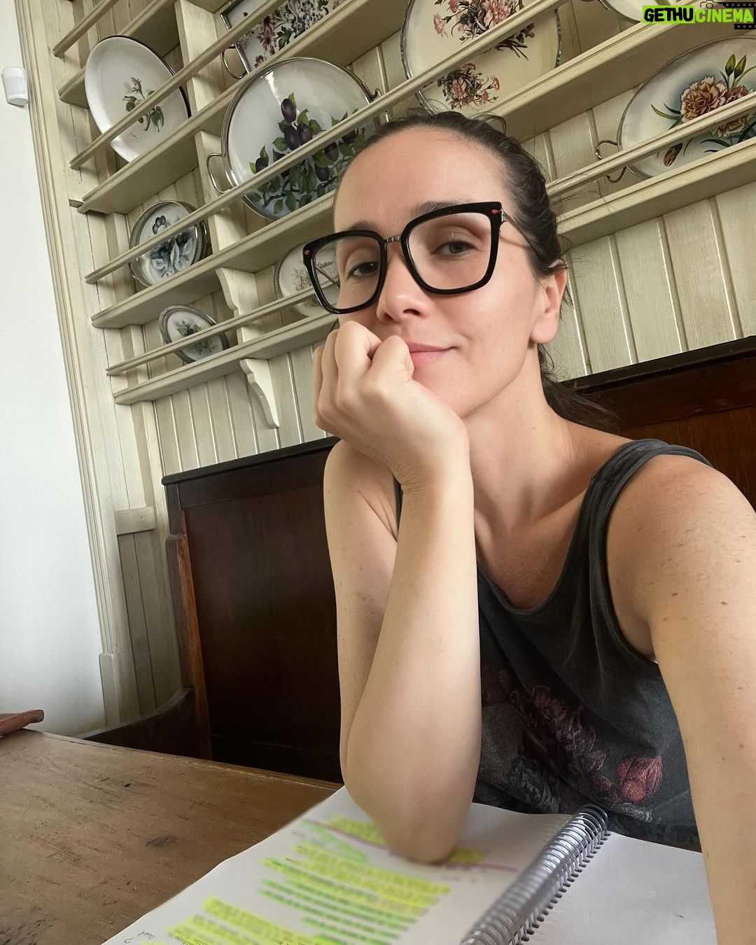 Natalia Oreiro - 93K Likes -
Todo es muy simple
Todo es muy simple
mucho más simple
y sin embargo
aún así
hay momentos
en que es demasiado para mí
en que no entiendo
y no sé si reírme a carcajadas
o si llorar de miedo
o estarme aquí sin llanto
sin risas
en silencio
asumiendo mi vida
mi tránsito
mi tiempo.
Idea Vilariño
Compartir palabras de otrxs,
pero inspiradoras para mi.
Aquí, estudiando nuevos destinos cinematográficos.
Con las mismas ganas y los mismos miedos de siempre 🤍