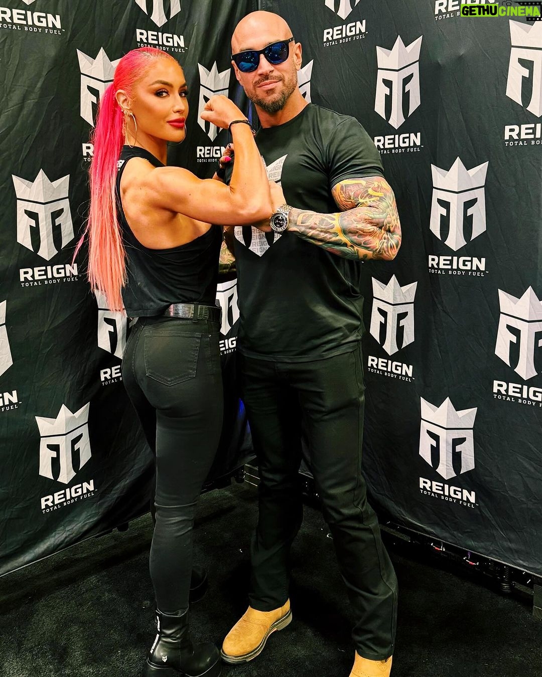 Natalie Eva Marie Instagram - Making it #Reign with my partner in crime @jonathan_coyle @arnoldsports @reignbodyfuel 🔋 🥳🦾 - So we had to do a little flexin on em carousel 📸🤪🦾