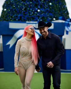 Natalie Eva Marie Instagram - Marry your best friend 🌹❤️😘 Happy #ValentinesDay bear! @jonathan_coyle #TheCalmToMyStorm 🌪️ 🐻n👢🚀