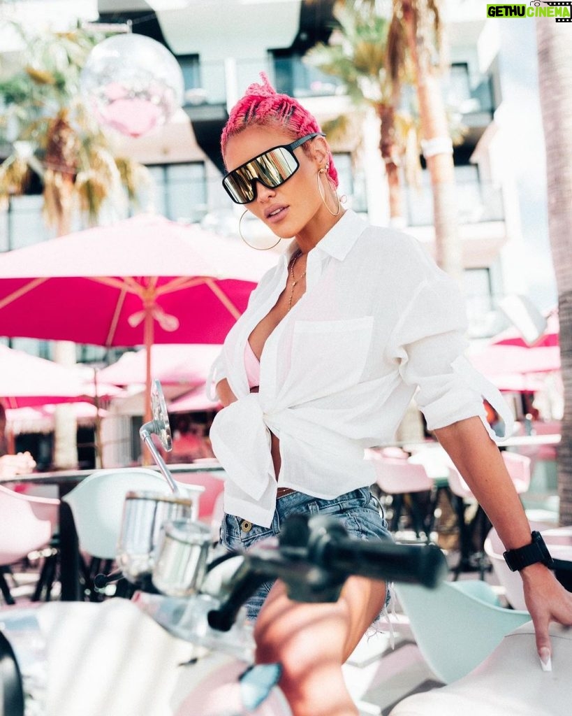 Natalie Eva Marie Instagram - “Remember no one can make you feel inferior without your consent.” 💫 - -Eleanor Roosevelt - Happy Thursday Let’s Go Get It 🦾 - #OnedayAtATime #LFG #Believe Ibiza, Spain