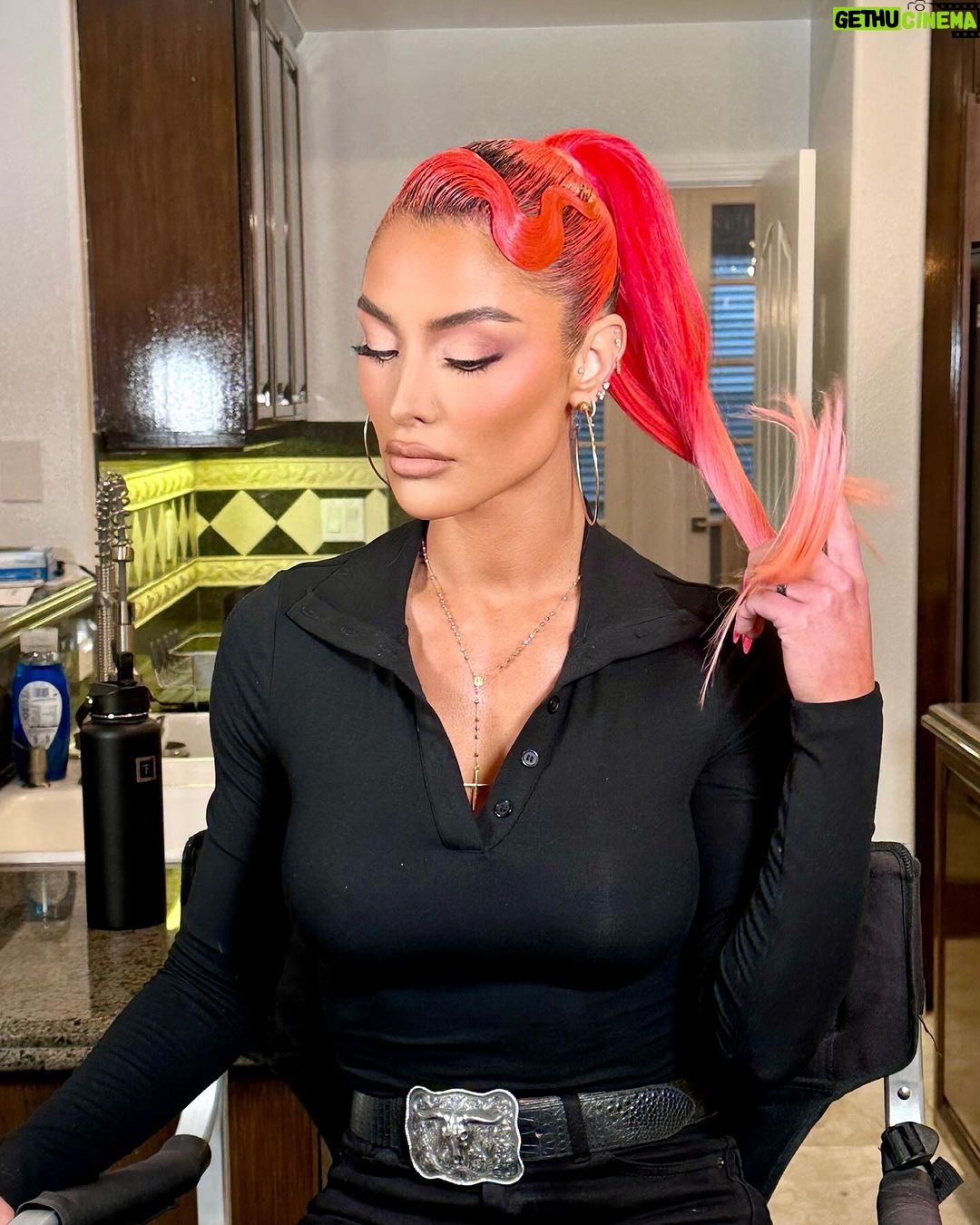 Natalie Eva Marie Instagram - Channeling my inner #GwenStefani π
π½ π Products used For this lewk ππ»ββοΈβ¦. Prep: @elemis pro collagen cleansing balm. Foundation: @armanibeauty Concealer: @hourglasscosmetics Setting powder: @hudabeauty Eyes: @charlottetilbury THE BELLA SOFIA LUXURY PALETTE Lips @charlottetilbury Lashes: @beautycreations.cosmetics Brows: @anastasiabeverlyhills in Carmel Powder Bronzer: @charlottetilbury in Tan Cream Bronzer: @charlottetilbury Blush: @patricktabeauty Sheβs that Girl Setting spray: @onesize - Glam by my compadres: πMUA: @makeupbyapollo ππ»ββοΈHair: jasonhairr