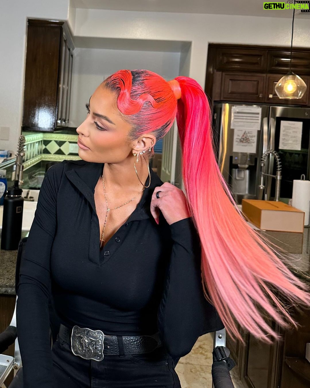 Natalie Eva Marie Instagram - Channeling my inner #GwenStefani π
π½ π Products used For this lewk ππ»ββοΈβ¦. Prep: @elemis pro collagen cleansing balm. Foundation: @armanibeauty Concealer: @hourglasscosmetics Setting powder: @hudabeauty Eyes: @charlottetilbury THE BELLA SOFIA LUXURY PALETTE Lips @charlottetilbury Lashes: @beautycreations.cosmetics Brows: @anastasiabeverlyhills in Carmel Powder Bronzer: @charlottetilbury in Tan Cream Bronzer: @charlottetilbury Blush: @patricktabeauty Sheβs that Girl Setting spray: @onesize - Glam by my compadres: πMUA: @makeupbyapollo ππ»ββοΈHair: jasonhairr