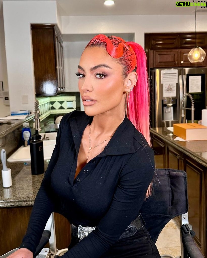 Natalie Eva Marie Instagram - Channeling my inner #GwenStefani 💅🏽 💄 Products used For this lewk 💁🏻‍♀️…. Prep: @elemis pro collagen cleansing balm. Foundation: @armanibeauty Concealer: @hourglasscosmetics Setting powder: @hudabeauty Eyes: @charlottetilbury THE BELLA SOFIA LUXURY PALETTE Lips @charlottetilbury Lashes: @beautycreations.cosmetics Brows: @anastasiabeverlyhills in Carmel Powder Bronzer: @charlottetilbury in Tan Cream Bronzer: @charlottetilbury Blush: @patricktabeauty She’s that Girl Setting spray: @onesize - Glam by my compadres: 💄MUA: @makeupbyapollo 💁🏻‍♀️Hair: jasonhairr