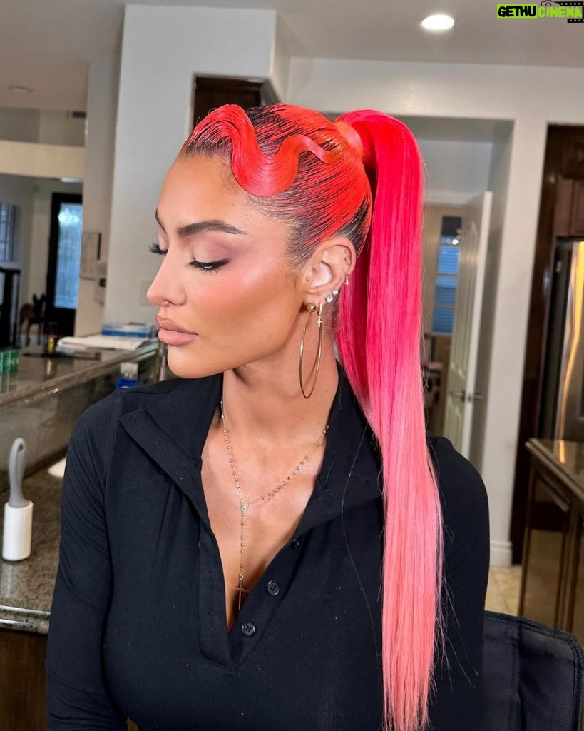 Natalie Eva Marie Instagram - Channeling my inner #GwenStefani 💅🏽 💄 Products used For this lewk 💁🏻‍♀️…. Prep: @elemis pro collagen cleansing balm. Foundation: @armanibeauty Concealer: @hourglasscosmetics Setting powder: @hudabeauty Eyes: @charlottetilbury THE BELLA SOFIA LUXURY PALETTE Lips @charlottetilbury Lashes: @beautycreations.cosmetics Brows: @anastasiabeverlyhills in Carmel Powder Bronzer: @charlottetilbury in Tan Cream Bronzer: @charlottetilbury Blush: @patricktabeauty She’s that Girl Setting spray: @onesize - Glam by my compadres: 💄MUA: @makeupbyapollo 💁🏻‍♀️Hair: jasonhairr