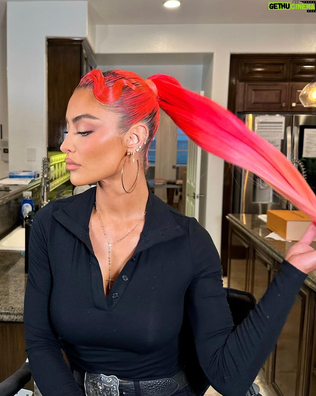 Natalie Eva Marie Instagram - Channeling my inner #GwenStefani π
π½ π Products used For this lewk ππ»ββοΈβ¦. Prep: @elemis pro collagen cleansing balm. Foundation: @armanibeauty Concealer: @hourglasscosmetics Setting powder: @hudabeauty Eyes: @charlottetilbury THE BELLA SOFIA LUXURY PALETTE Lips @charlottetilbury Lashes: @beautycreations.cosmetics Brows: @anastasiabeverlyhills in Carmel Powder Bronzer: @charlottetilbury in Tan Cream Bronzer: @charlottetilbury Blush: @patricktabeauty Sheβs that Girl Setting spray: @onesize - Glam by my compadres: πMUA: @makeupbyapollo ππ»ββοΈHair: jasonhairr