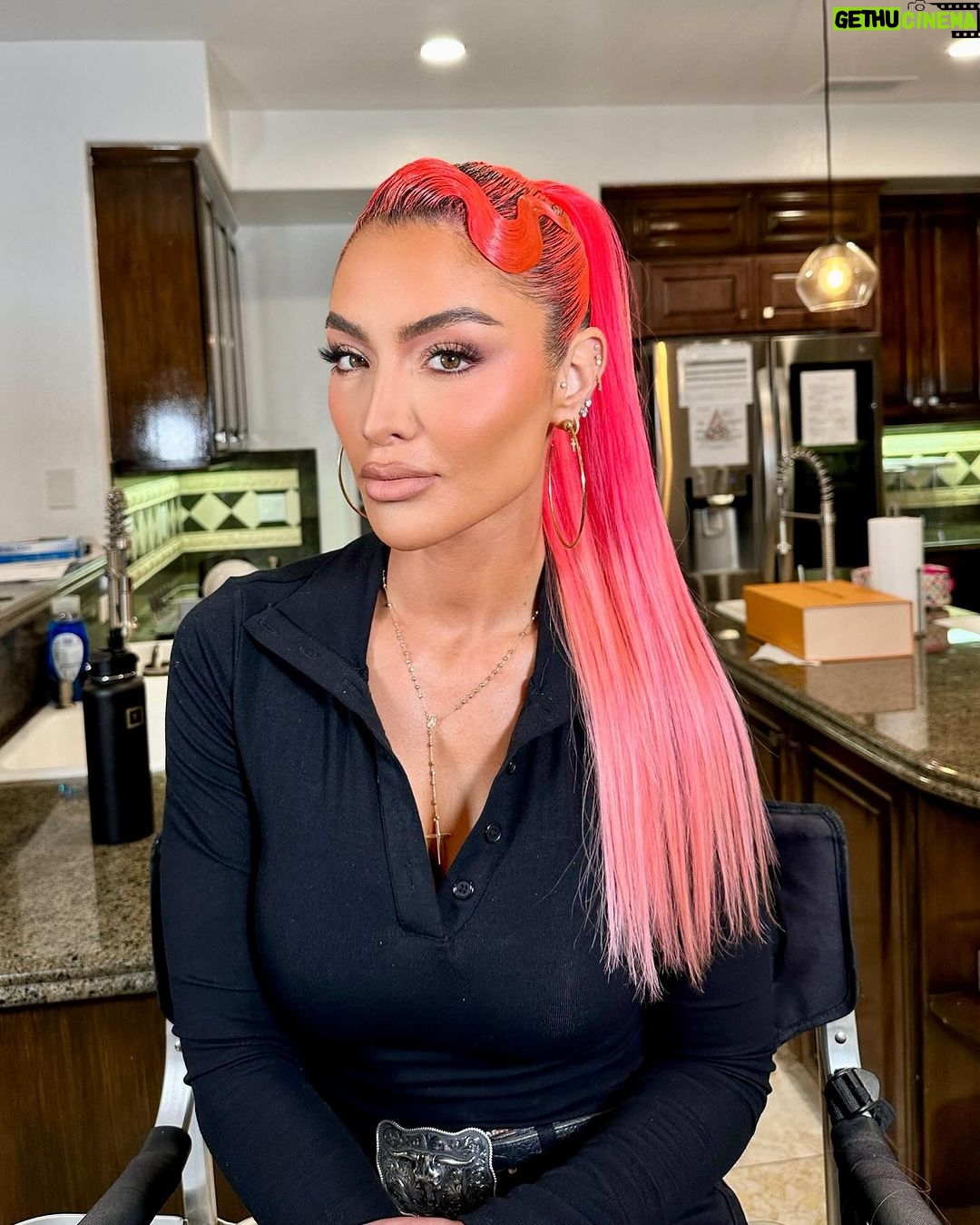 Natalie Eva Marie Instagram - Channeling my inner #GwenStefani π
π½ π Products used For this lewk ππ»ββοΈβ¦. Prep: @elemis pro collagen cleansing balm. Foundation: @armanibeauty Concealer: @hourglasscosmetics Setting powder: @hudabeauty Eyes: @charlottetilbury THE BELLA SOFIA LUXURY PALETTE Lips @charlottetilbury Lashes: @beautycreations.cosmetics Brows: @anastasiabeverlyhills in Carmel Powder Bronzer: @charlottetilbury in Tan Cream Bronzer: @charlottetilbury Blush: @patricktabeauty Sheβs that Girl Setting spray: @onesize - Glam by my compadres: πMUA: @makeupbyapollo ππ»ββοΈHair: jasonhairr