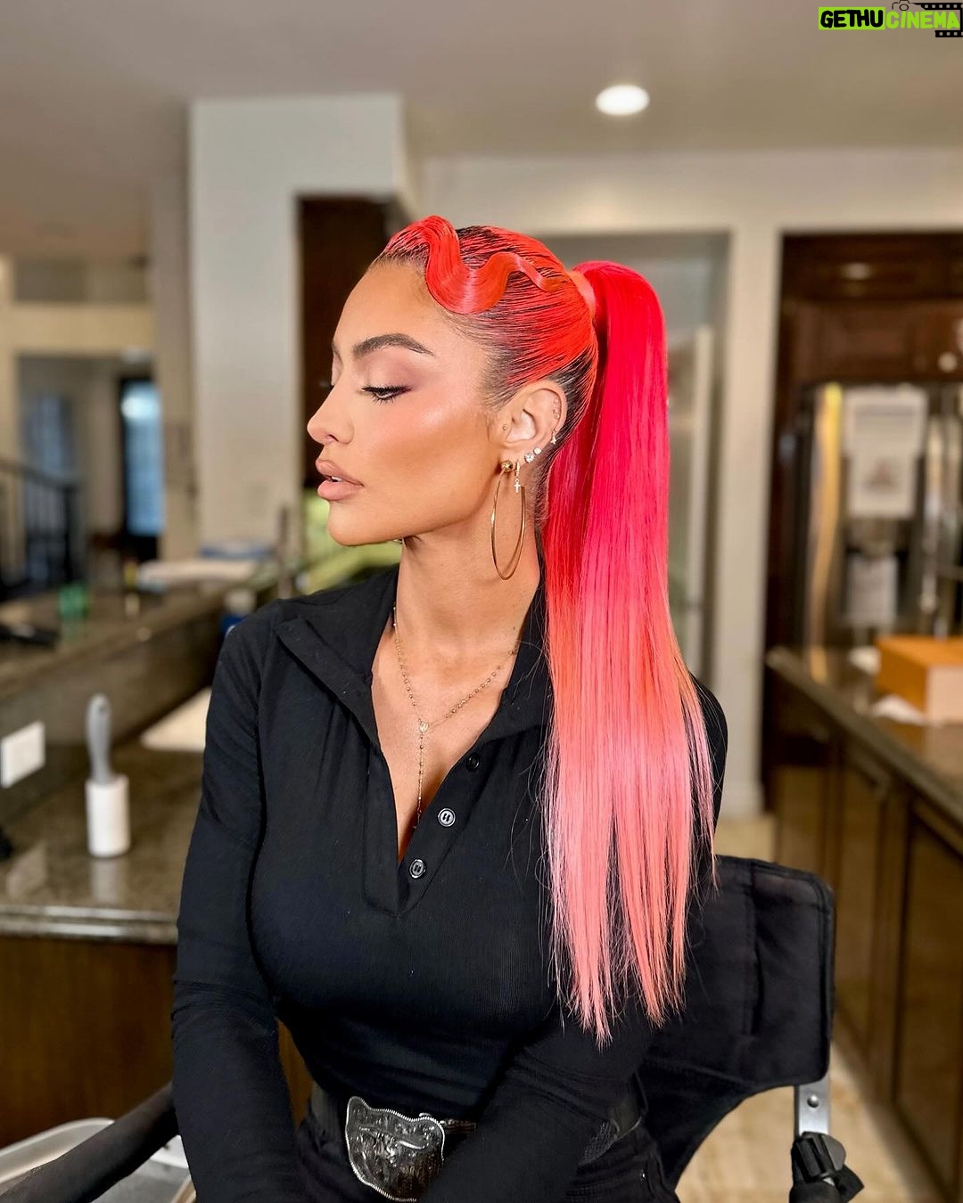 Natalie Eva Marie Instagram - Channeling my inner #GwenStefani π
π½ π Products used For this lewk ππ»ββοΈβ¦. Prep: @elemis pro collagen cleansing balm. Foundation: @armanibeauty Concealer: @hourglasscosmetics Setting powder: @hudabeauty Eyes: @charlottetilbury THE BELLA SOFIA LUXURY PALETTE Lips @charlottetilbury Lashes: @beautycreations.cosmetics Brows: @anastasiabeverlyhills in Carmel Powder Bronzer: @charlottetilbury in Tan Cream Bronzer: @charlottetilbury Blush: @patricktabeauty Sheβs that Girl Setting spray: @onesize - Glam by my compadres: πMUA: @makeupbyapollo ππ»ββοΈHair: jasonhairr