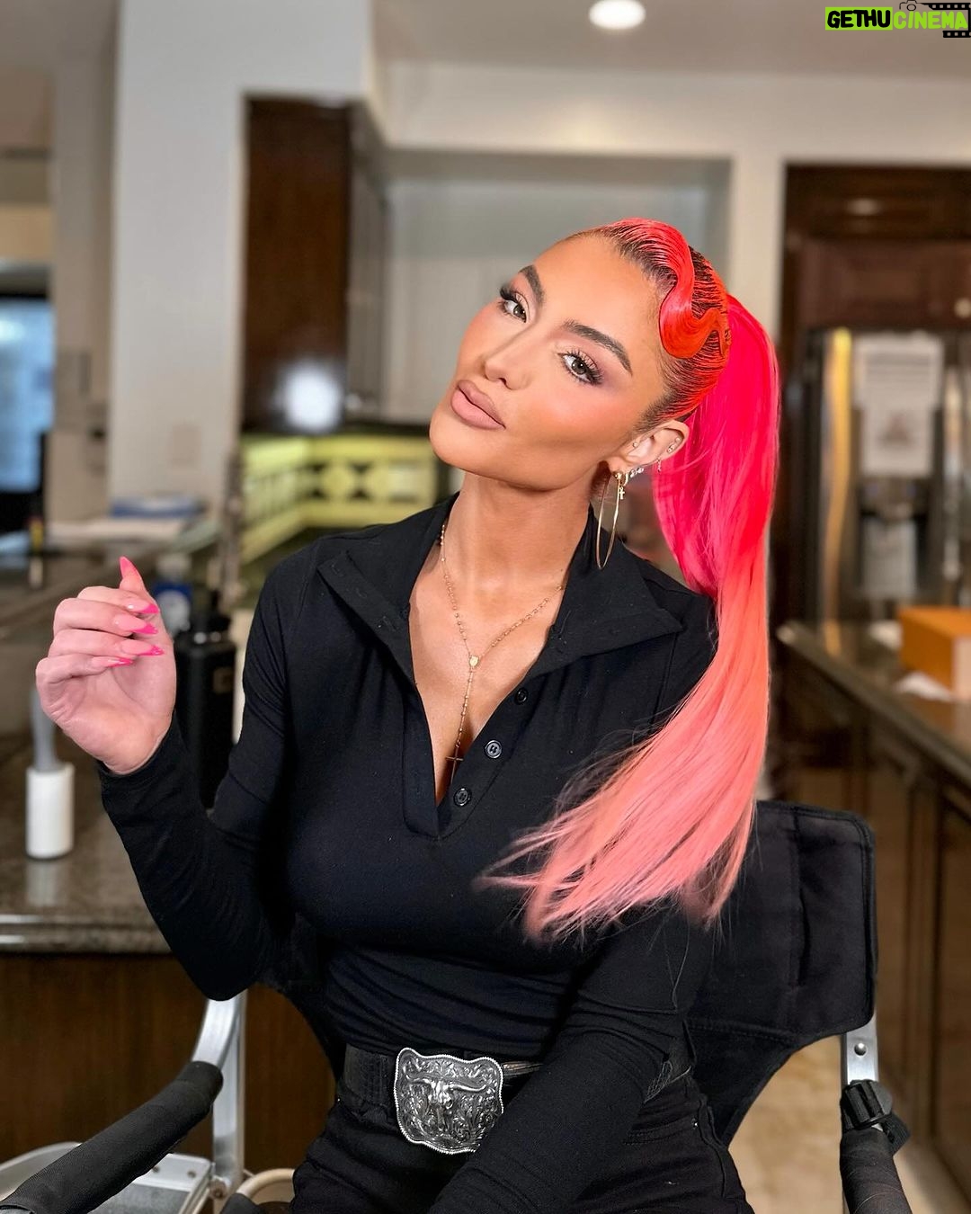 Natalie Eva Marie Instagram - Channeling my inner #GwenStefani π
π½ π Products used For this lewk ππ»ββοΈβ¦. Prep: @elemis pro collagen cleansing balm. Foundation: @armanibeauty Concealer: @hourglasscosmetics Setting powder: @hudabeauty Eyes: @charlottetilbury THE BELLA SOFIA LUXURY PALETTE Lips @charlottetilbury Lashes: @beautycreations.cosmetics Brows: @anastasiabeverlyhills in Carmel Powder Bronzer: @charlottetilbury in Tan Cream Bronzer: @charlottetilbury Blush: @patricktabeauty Sheβs that Girl Setting spray: @onesize - Glam by my compadres: πMUA: @makeupbyapollo ππ»ββοΈHair: jasonhairr