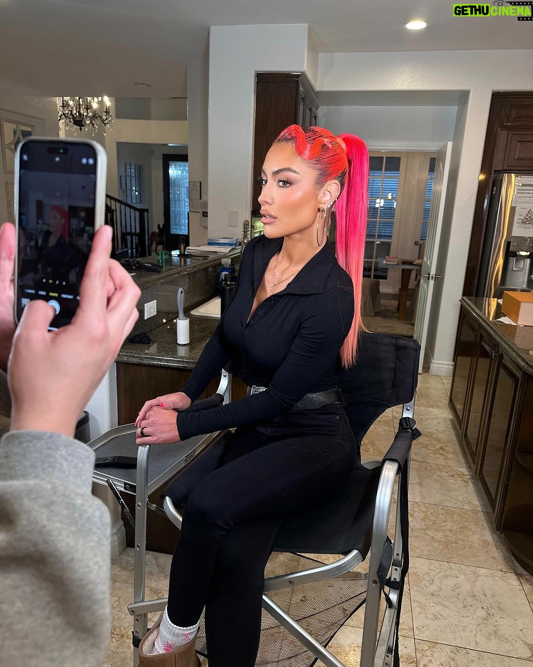 Natalie Eva Marie Instagram - Channeling my inner #GwenStefani π
π½ π Products used For this lewk ππ»ββοΈβ¦. Prep: @elemis pro collagen cleansing balm. Foundation: @armanibeauty Concealer: @hourglasscosmetics Setting powder: @hudabeauty Eyes: @charlottetilbury THE BELLA SOFIA LUXURY PALETTE Lips @charlottetilbury Lashes: @beautycreations.cosmetics Brows: @anastasiabeverlyhills in Carmel Powder Bronzer: @charlottetilbury in Tan Cream Bronzer: @charlottetilbury Blush: @patricktabeauty Sheβs that Girl Setting spray: @onesize - Glam by my compadres: πMUA: @makeupbyapollo ππ»ββοΈHair: jasonhairr
